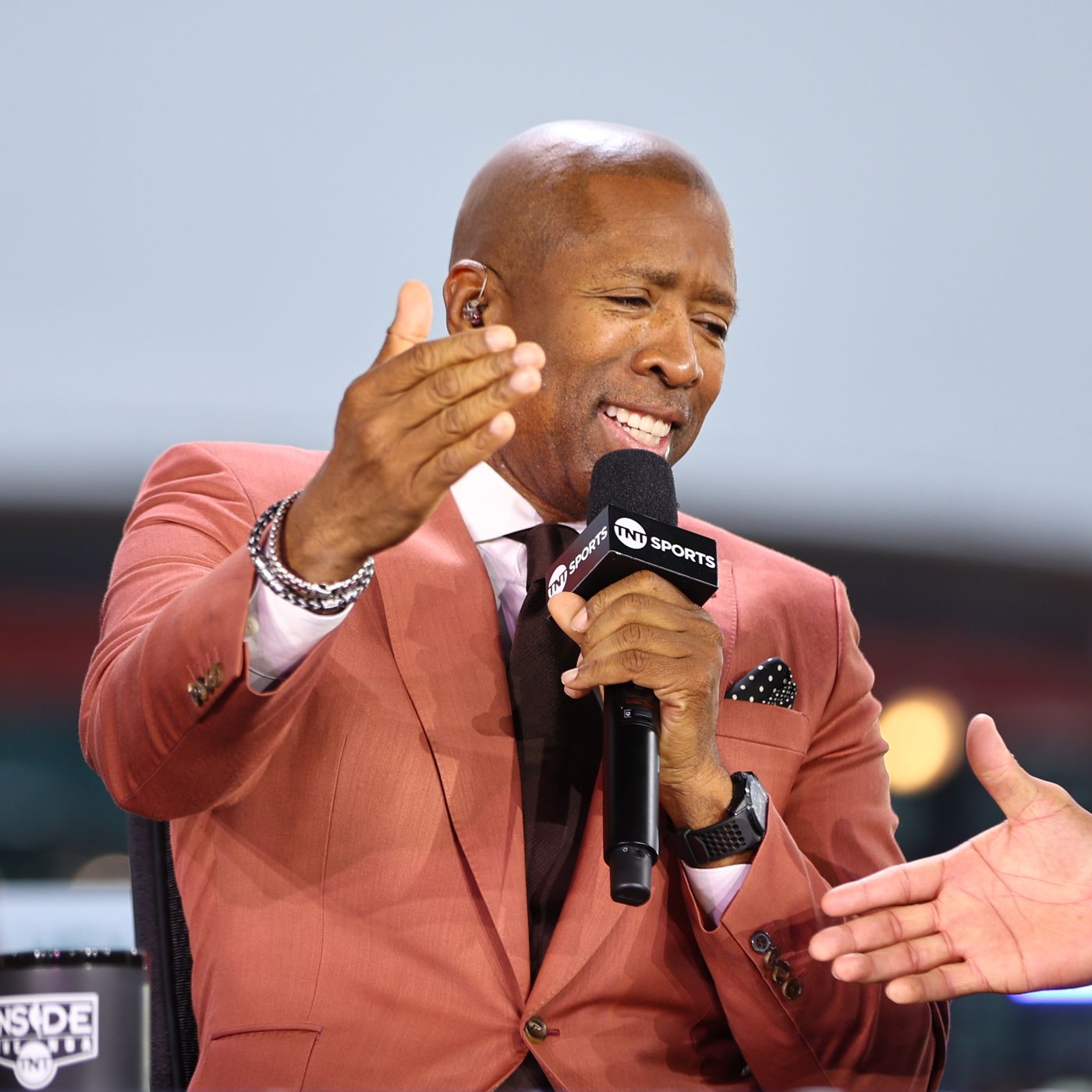 Kenny Smith Ditches Shirt For Beach Day With Bikini Beauty