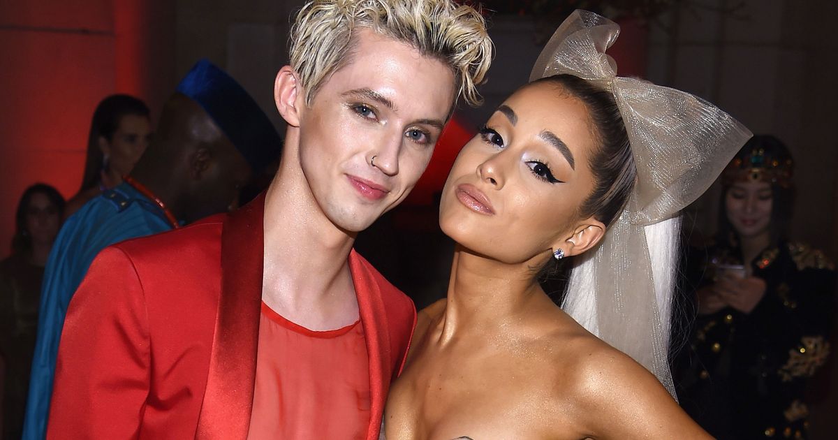 老實說，愛莉安娜·格蘭德 (Ariana Grande) 和皮特·戴維森 (Pete Davidson) 應該與 Troye Sivan 一起隨著她的歌曲跳第一支舞