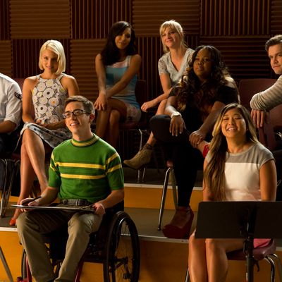 GLEE: Glee Club alumnaes return to McKinley High in the second part of the special two-hour 