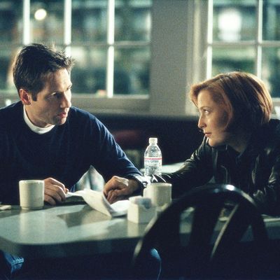 https://pyxis.nymag.com/v1/imgs/a6d/1c1/1ca4ca970d1b5ce73931bd115a8a91e9da-21-x-files-relationship-1.rsquare.w400.jpg