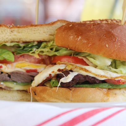 烤牛排，火腿，马苏里拉奶酪，油炸鸡蛋