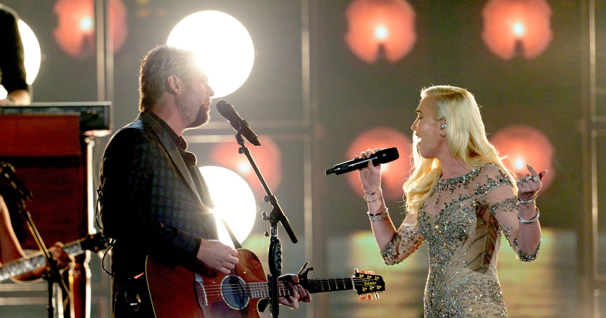 Blake Shelton and Gwen Stefani Perform Impressive Duet at Billboard ...