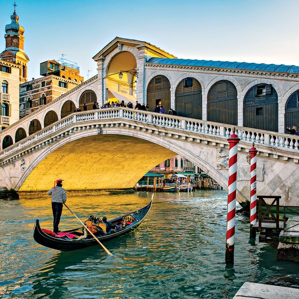 Italy, Veneto, Venice, Gondola on Canal Grande in front of Rialto Bridge