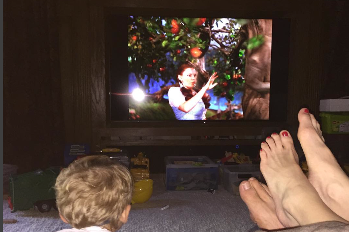 Chris Pratt and Anna Faris Win Parenting With Classic MGM Movies