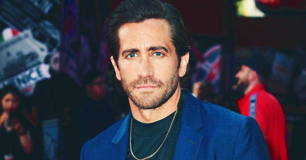 Jake gyllenhaal clearance gold necklace