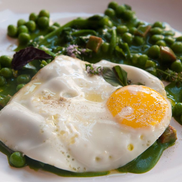 Ervilhas com chouriço e蛋:绿豌豆，choriço，和单面鸡蛋。