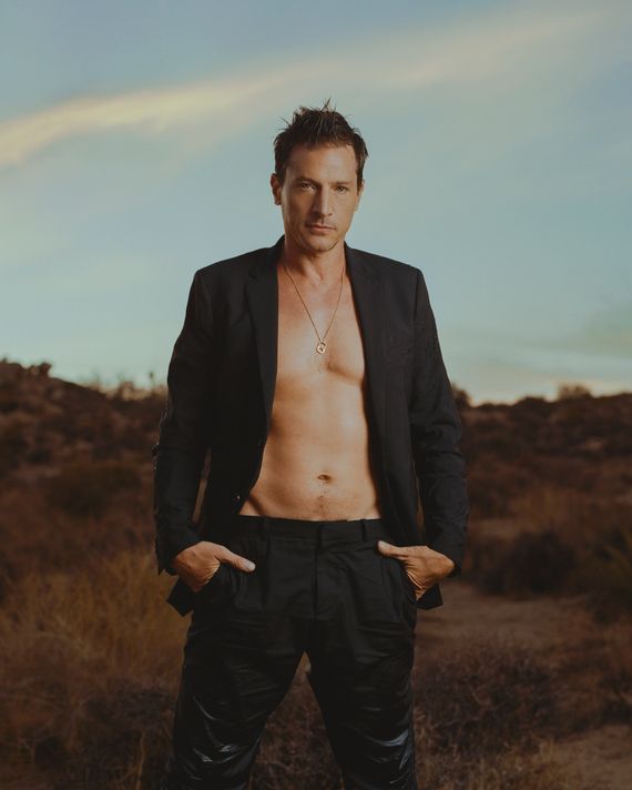 570px x 712px - Simon Rex Doesn't Want to Be That Guy Anymore