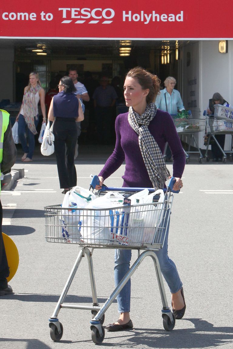 ©BAUER-GRIFFIN.COM***NO WEB/BLOG WITHOUT PRIOR APPROVAL FROM RANDY BAUER - bauergriffinsales@gmail.com ***Catherine, the Duchess of Cambridge, shops at a Tesco Supermarket in North Wales near to the RAF base where her husband Prince William works as a Search and Rescue helicopter pilot. Catherine spent over 30 minutes in the store pushing a trolley around and then loading up her shopping in the back of her carEXCLUSIVE   August 1st, 2011Job: 110801NE1  Holyhead, North Waleswww.bauergriffin.comwww.bauergriffinonline.com