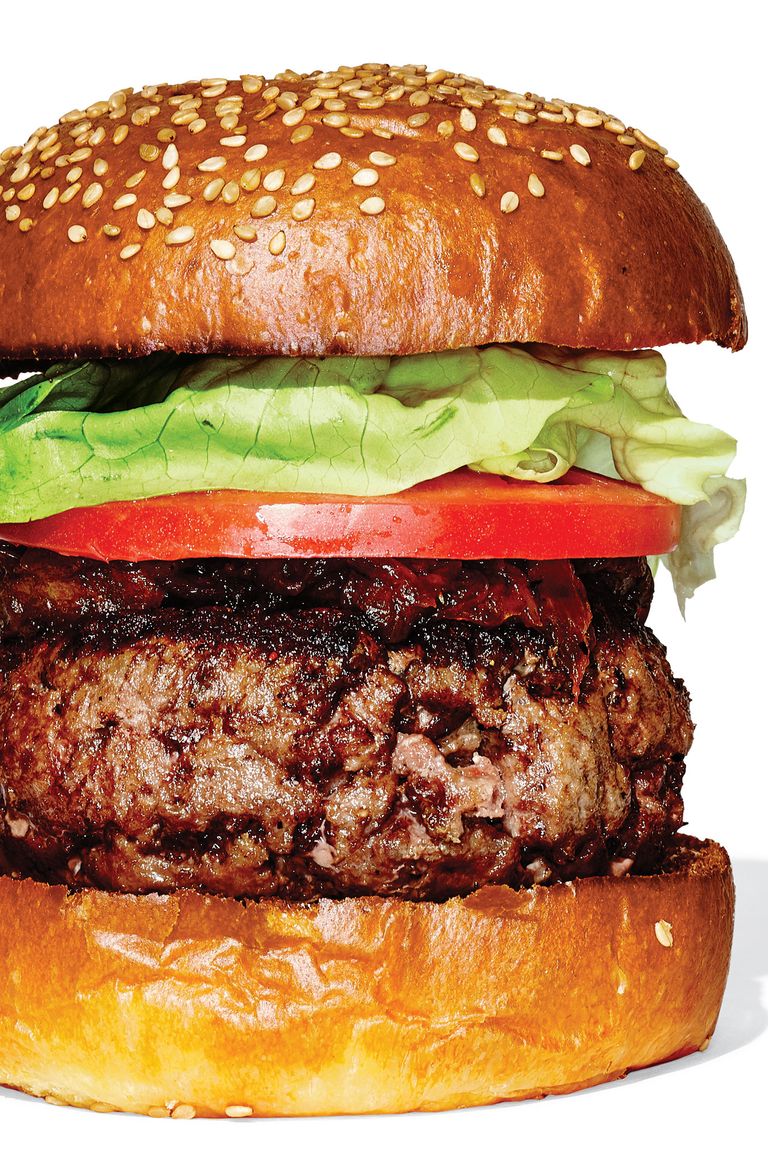 在米尼塔酒馆的黑标签汉堡(Black Label Burger)， 28美元。在米尼塔酒馆之前，纽约的汉堡在菜单上并不被列为“干式陈年”。现在这已经很普遍了。黑标依然非常富有，价格仅比2009年首次亮相时高出两美元，考虑到牛肉的价格，这不是什么大不了的事。吃的时候要加奶酪，不要管那些挑剔的纯粹主义者的要求。