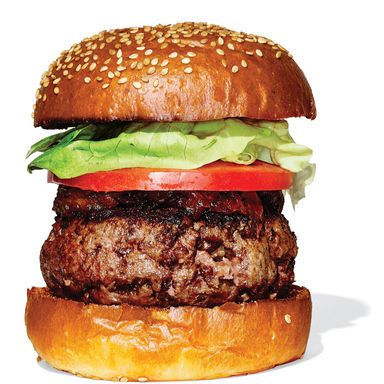 在米尼塔酒馆的黑标签汉堡(Black Label Burger)， 28美元。在米尼塔酒馆之前，纽约的汉堡在菜单上并不被列为“干式陈年”。现在这已经很普遍了。黑标依然非常富有，价格仅比2009年首次亮相时高出两美元，考虑到牛肉的价格，这不是什么大不了的事。吃的时候要加奶酪，不要管那些挑剔的纯粹主义者的要求。