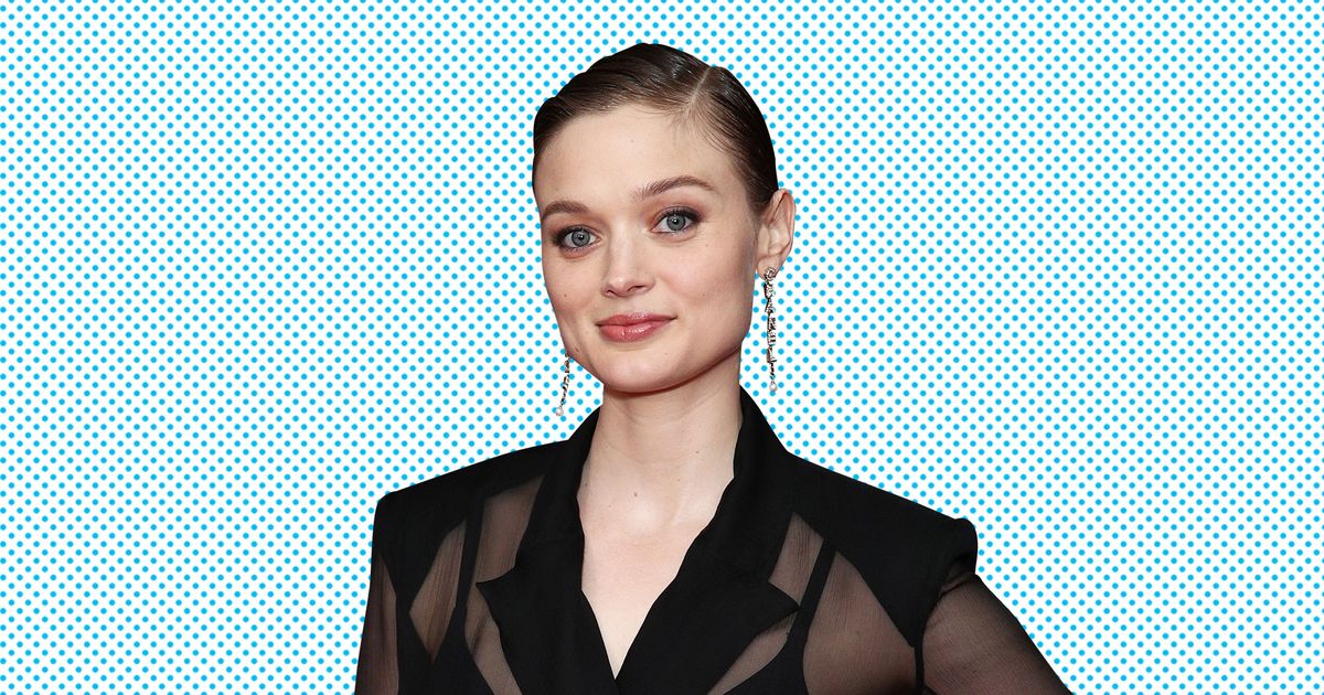 Pieces of Her' Star Bella Heathcote Talks New Netflix Series – WWD