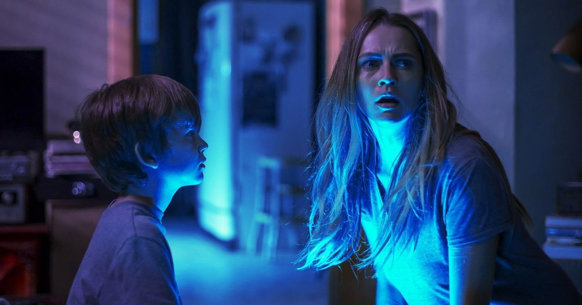 Lights Out Is a Low-Wattage Horror That Delivers Occasional Charge