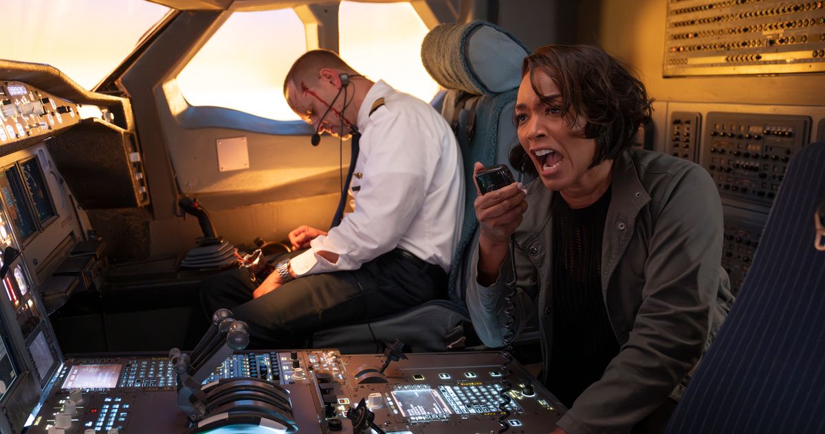 Angela Bassett Is Giving the Full Angela Bassett on 9-1-1