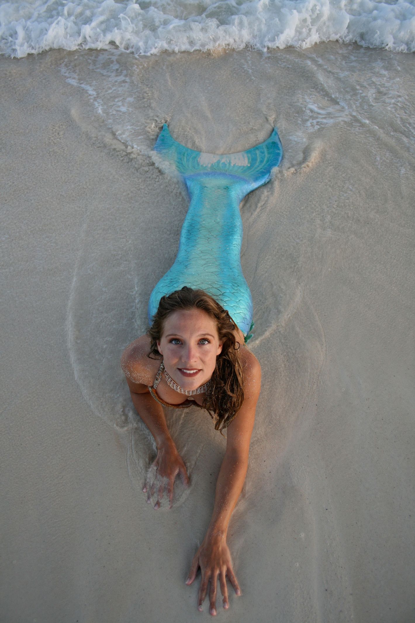 BEAUTIFUL MERMAID SWIMMING IN CRYSTAL CLEAR WATER 