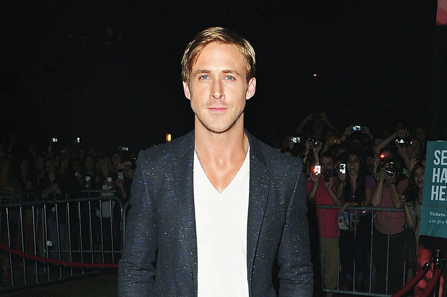 The shirt with blue stripes worn by Jacob (Ryan Gosling) in the