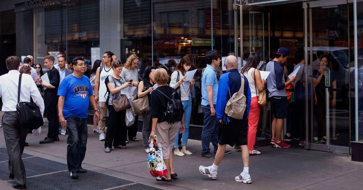 This New App Pays Users to Create Long Lines at Restaurants