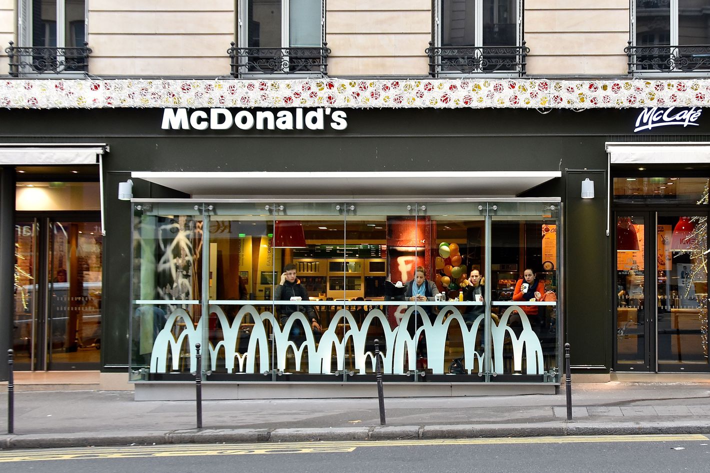 Mcdonalds france. Витрина макдональдс. Макдональд стрит 527. Магазин макдональдс. Макдональдс во Франции.