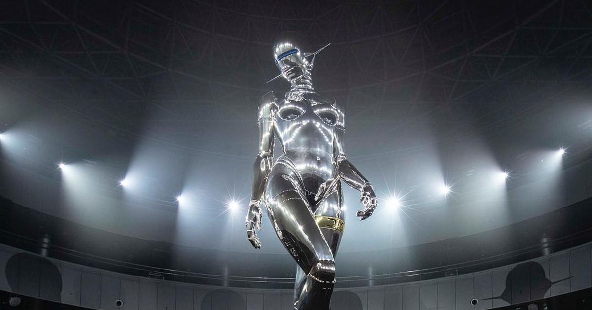 Dior Pre-Fall Men’s Show Upstaged by Female Robot