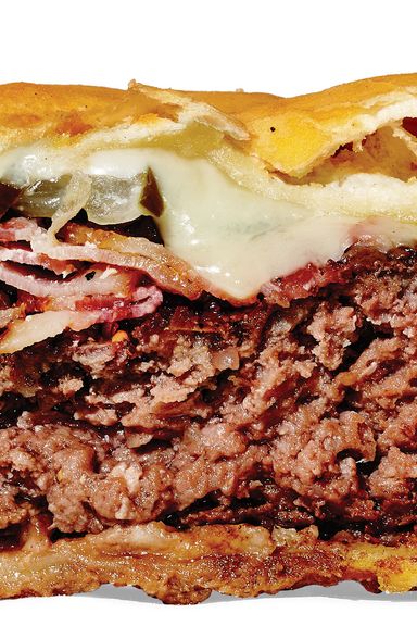 一旦你把烤好的汉堡像肉馅卷饼一样裹在薄面团里，扔进油炸锅里，牛肉是不是草饲的真的重要吗?同样密封在里面的还有培根和Emmenthaler奶酪。