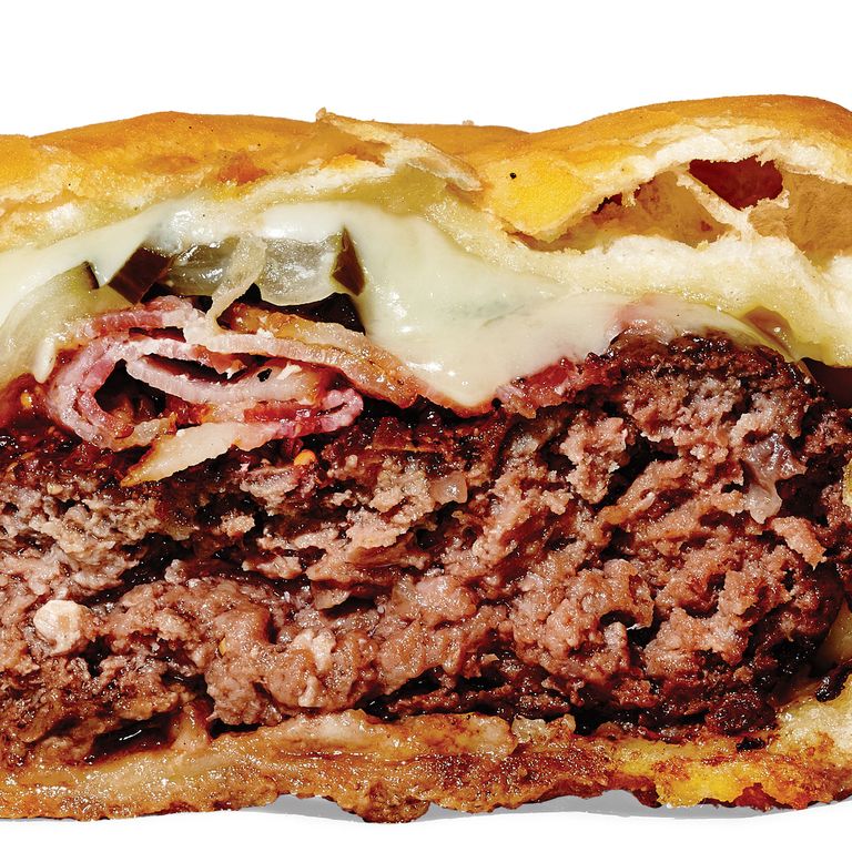 一旦你把烤好的汉堡像肉馅卷饼一样裹在薄面团里，扔进油炸锅里，牛肉是不是草饲的真的重要吗?同样密封在里面的还有培根和Emmenthaler奶酪。