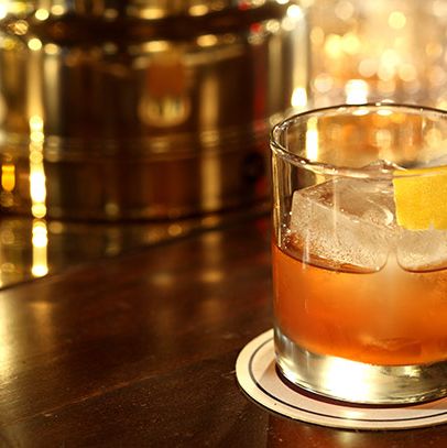 姜饼萨泽拉克鸡尾酒:Bulleit黑麦搅拌ey, aged Cognac, gingerbread spice, and Peychaud’s bitters in an absinthe-washed glass.