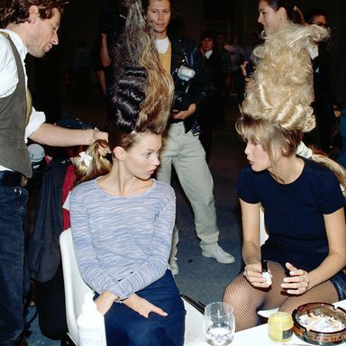 1994, France — A hairstylist prepares Kate Moss’ wig while she chats with Claudia Schiffer backstage at Karl Lagerfeld’s spring-summer 1994 fashion show. — Image by © Photo B.D.V./CORBIS