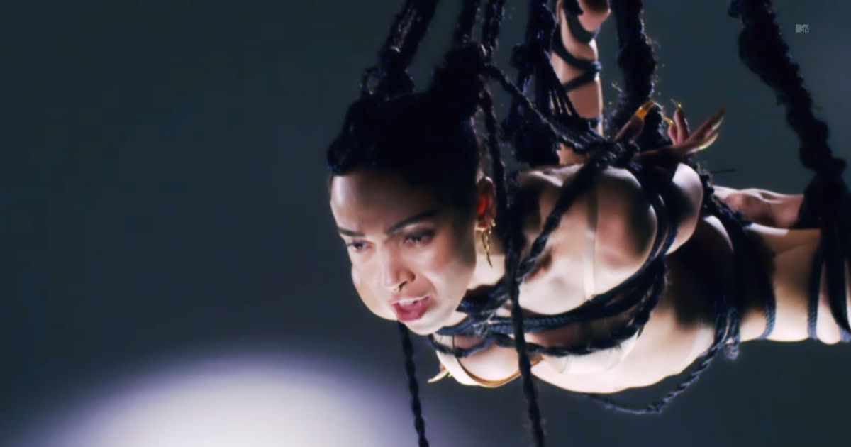 La fascinante FKA Twigs en poupée gonflable dans un clip très