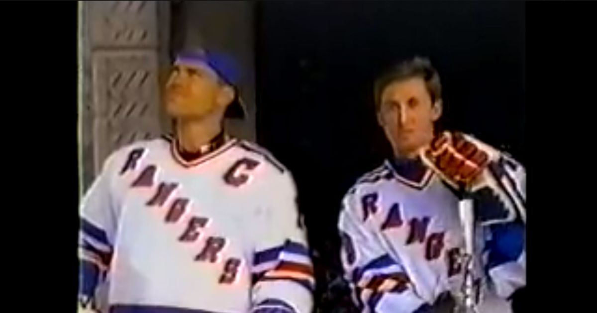 Gretzky with Mark Messier and son Ty And Player Wayne Gretzky.