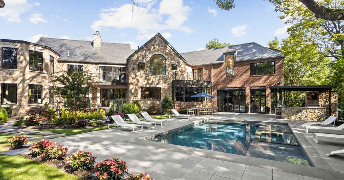 The $8.5 Million Staten Island Mansion With Its Own Salon