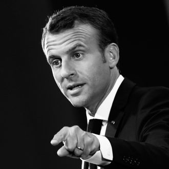 Emmanuel Macron: “The power BLACKPINK hold is insane”: BLINKS feel proud as  the group spotted taking pictures with French President Emmanuel Macron