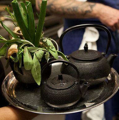 一束装满土耳其康斯梅的草药花束和茶壶。