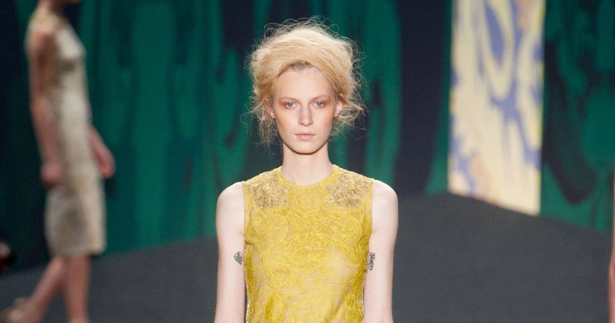 Zoom Shot: Vera Wang’s Chartreuse Lace