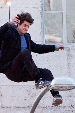 A young Peter Parker, flush with new powers, has received information on the whereabouts of his uncle Ben's killer. He leaps down onto a lamppost and awaits his revenge!