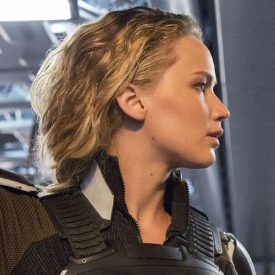 DF-08349_08350_R – Jennifer Lawrence as Raven / Mystique and Evan Peters as Peter / Quicksilver in X-MEN: APOCALYPSE. Photo Credit: Alan Markfield.