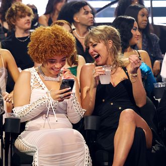 Best Taylor Swift at the VMAs Memes and Tweets Round-Up