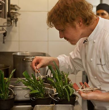 Achatz分发了将向食客出去的叉骨。