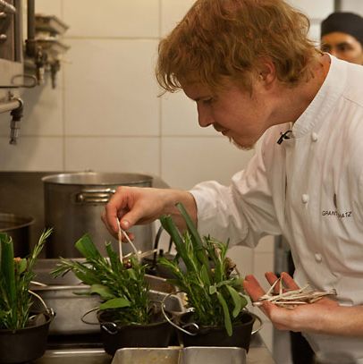 Achatz分发了将向食客出去的叉骨。