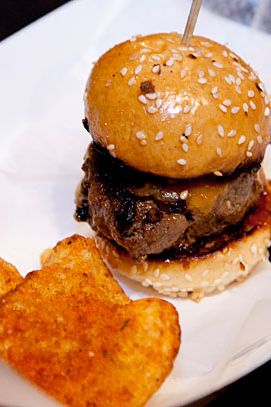 碎烟:黑胡椒培根，纽约州切达干酪，西班牙洋葱，甜番茄酱。BBQ牧场脏薯片。