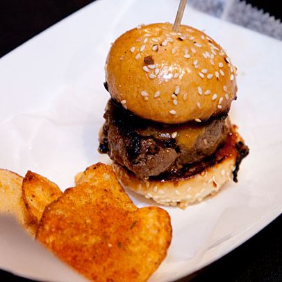 碎烟:黑胡椒培根，纽约州切达干酪，西班牙洋葱，甜番茄酱。BBQ牧场脏薯片。