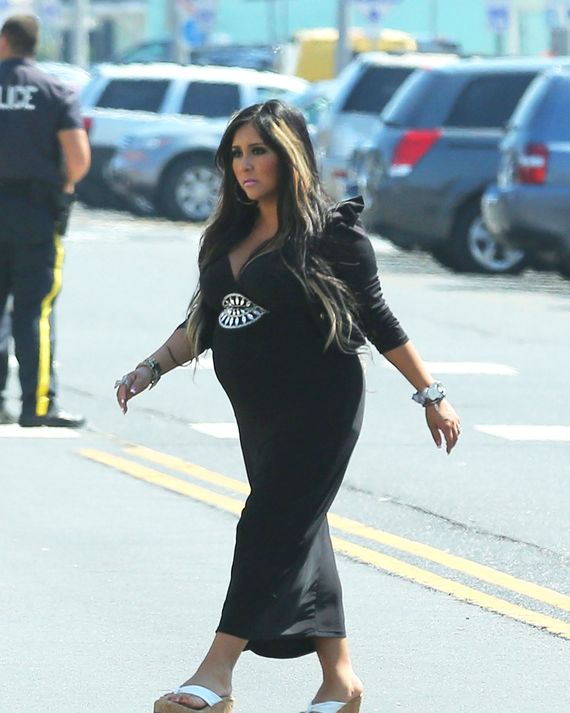 A pregnant Snooki prepares to move out of the shore house.