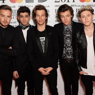 Zayn Malik Cut Off By One Direction Fans After Louis Tomlinson