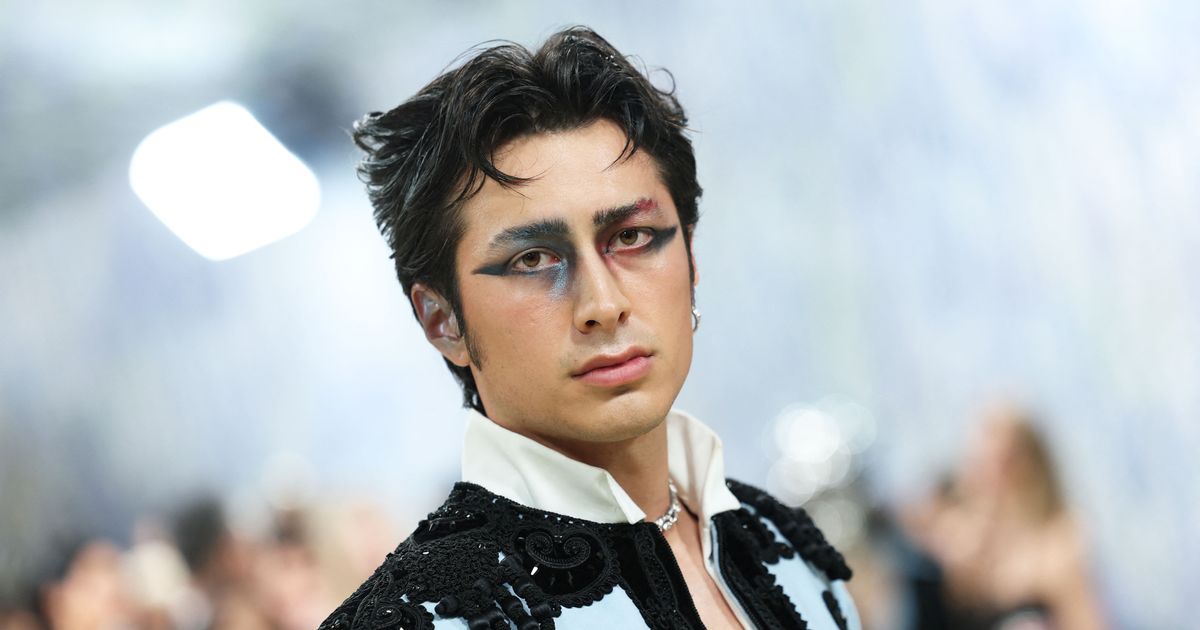 Hudson Williams’s Makeup Artist Has No Regrets