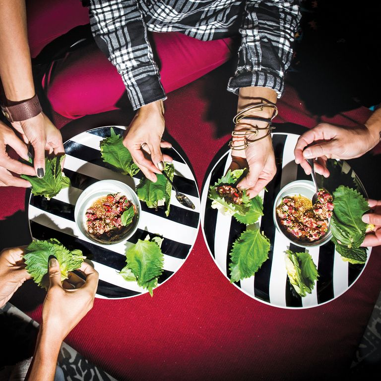 小宝石杯和牛肉t的杯子被用作开胃菜。