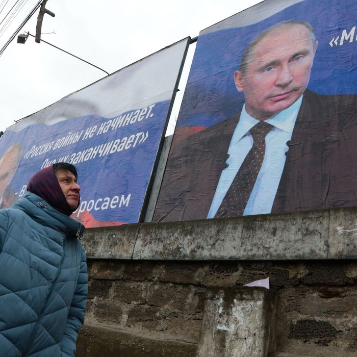 Here's how Putin protects himself from assassins and coups