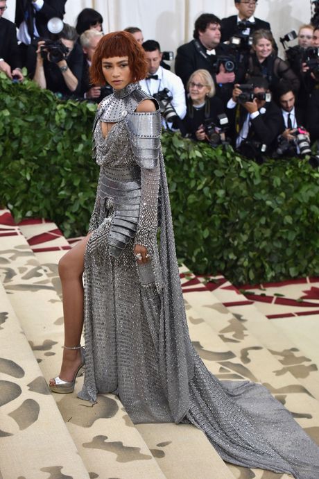 Cuerpos celestiales: moda y gala del Catholic Imagination Costume Institute