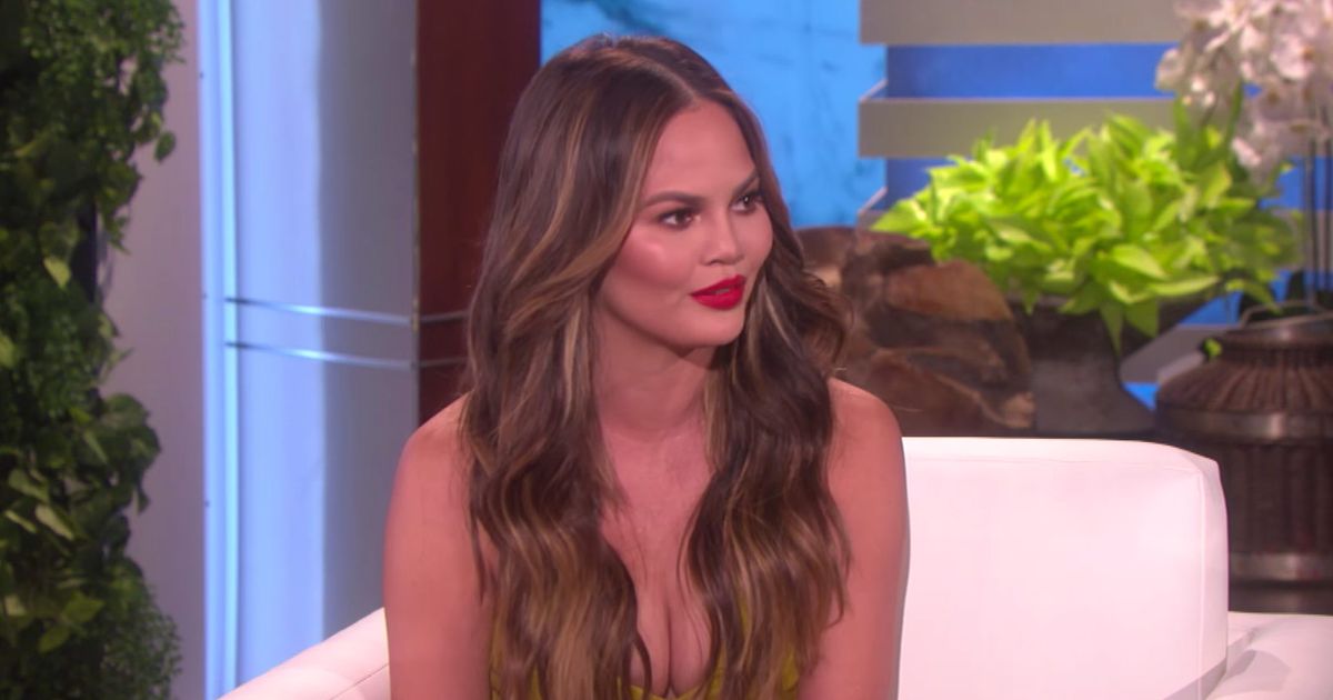 Chrissy Teigen Gets And Opens Rihannas Mail In The Worlds Most Relatable Federal Crime 3995