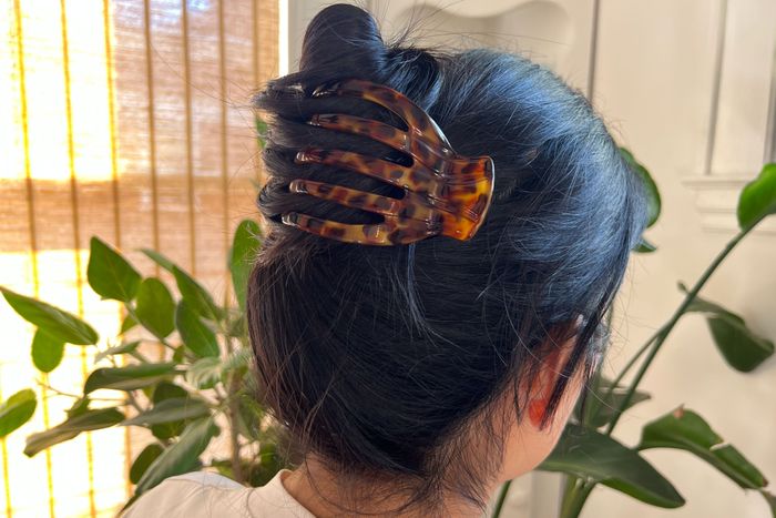 Yoga Flat Hair Claw Clips Review | The Strategist