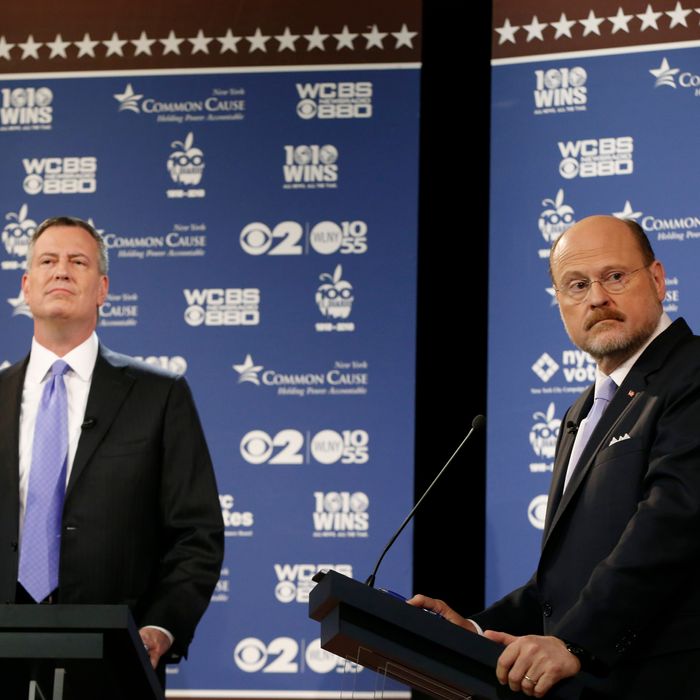 NEW YORK, NY - OCTOBER 22: New York City Republican mayoral candidate Joe Lhota, right, glances at a screen as New York City Democratic mayoral candidate Bill de Blasio, (L), looks toward the audience before the debate on October 22, 2013 in New York City. It's the second of three debates prior to the November 5th general election. (Photo by Kathy Willens-Pool/Getty Images)