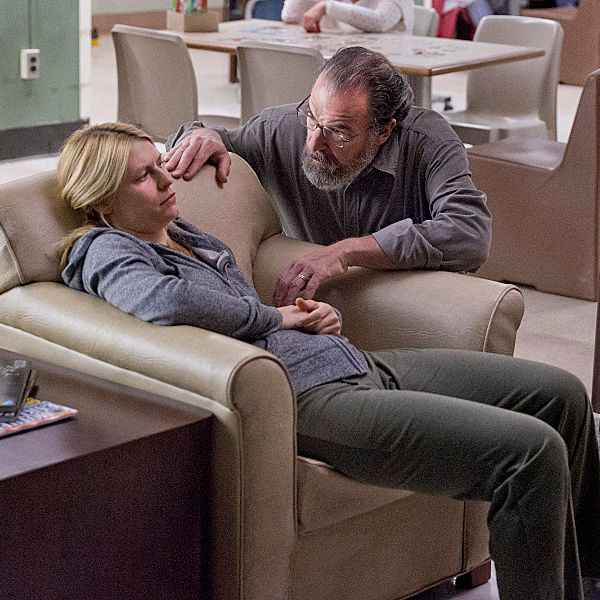Claire Danes as Carrie Mathison and Mandy Patinkin as Saul Berenson in Homeland (Season 3, Episode 2). - Photo: Kent Smith/SHOWTIME - Photo ID: homeland_302_1165.R