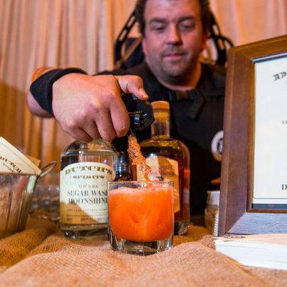 妲奇烈酒店的伊森·凯利提供喷气背包里的潘趣酒。